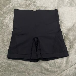 Lululemon high rise black bike shorts 6”